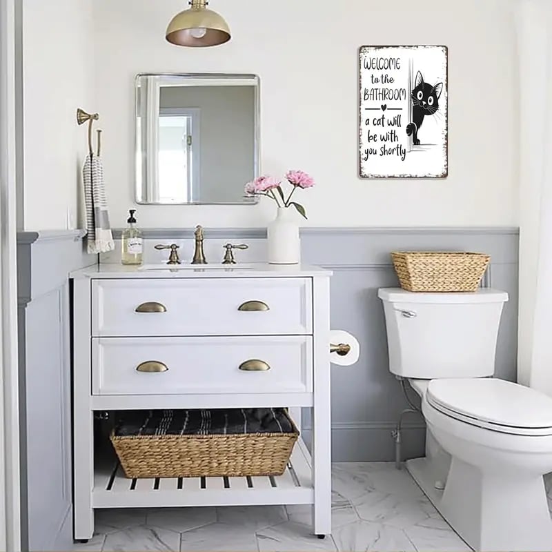 🔥 Laatste dag 49% korting – Peekaboo Kitty Bathroom Humor Wall Sign
